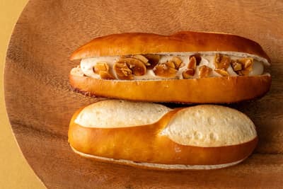 广岛德国面包专卖店Mehl推出“冲绳黑糖奶油棒”——带有浓郁红糖奶油的椒盐卷饼