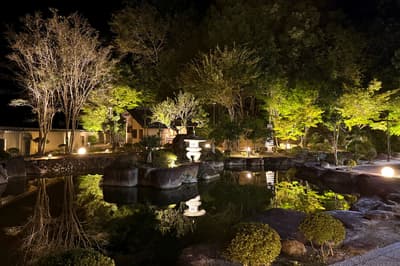 Wake Ugaidani Onsen (和気鵜飼谷温泉) di Okayama Merayakan Hari Jadi ke-31 dengan Iluminasi Miakashi (燈明-みあかし-) karya Seniman Cahaya Hattori mulai 1 November