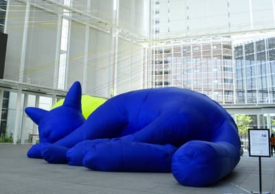 ART BRIDGE Brings a Giant Sleeping Blue Cat and Art Workshops to an Ota City Seaside Park on November 7 and 8
