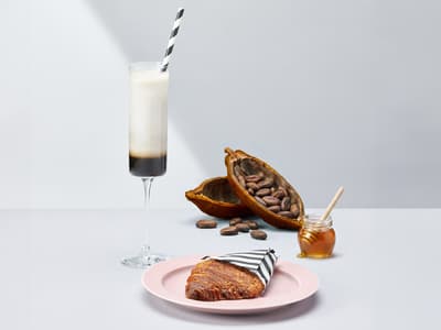 LOHE COFFEE 大阪梅田店為「MUSINSA Osaka Pop-Up Store 2026」推出期間限定「MUSINSA 可可蜂蜜拿鐵」