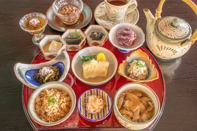 那霸樂活酒店於琉球料理日推出每月限定「Kariyushi琉球套餐」