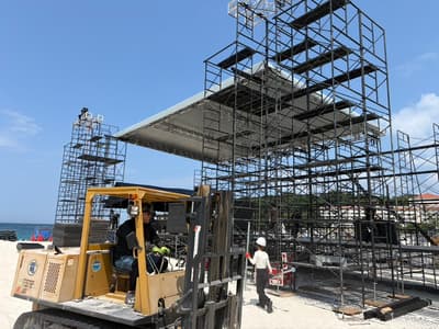 A 3 días: El montaje del escenario a gran escala avanza en la playa de Shirarahama para el "SKY ART FESTIVAL 2026"