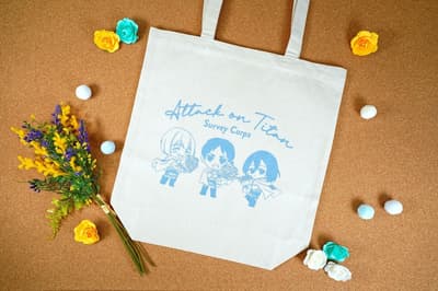 진격의 거인 × 니지겐 노 모리 오리지널 굿즈 라인업 완성, 토트백과 헤어 클립 등 일상 아이템 추가