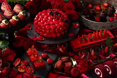 La Pine Terrace del Phoenix Seagaia Ocean Tower tiñe su rincón de postres de rojo con la colección de dulces de invierno Rouge d'hiver