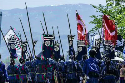 El Festival Yonezawa Uesugi 2026 recibe a visitantes internacionales en su icónica recreación de la batalla samurái