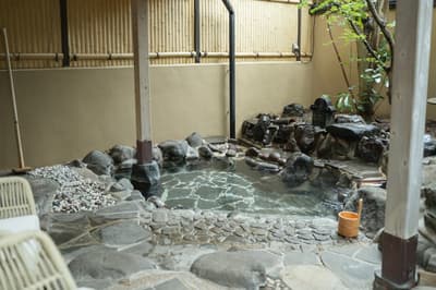 Nishiizu Meguri ofrece uso ilimitado de sauna privada, baño de piedras calientes y aguas termales sin costo adicional hasta el 25 de diciembre
