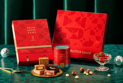 PRESS BUTTER SAND lanza sets de regalo navideños limitados con envases festivos en rojo, verde y dorado