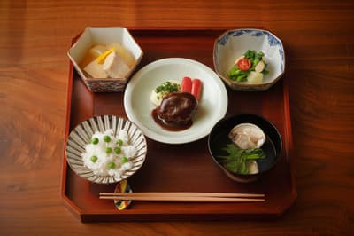 京都柏悅酒店的家庭式烹飪課程第六期以傳統日式一汁三菜菜單為特色