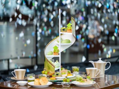 Conrad Osaka sirve el té de la tarde "Shine Muscat × Vainilla" en un soporte verde inspirado en las tendencias de moda de 2026