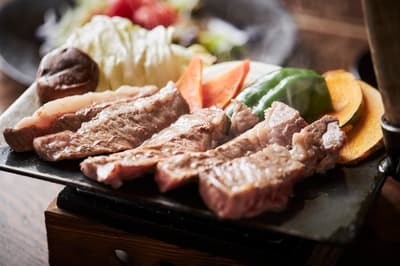 在黑川温泉的美食之旅中体验三种优质熊本品牌牛肉