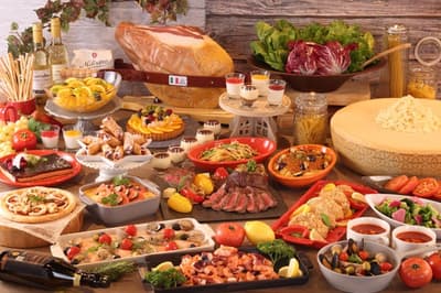 Hotel Kintetsu Universal City ofrece un bufé de cena italiano de invierno con cocina en vivo y especialidades navideñas