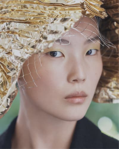 피터 필립스가 선보이는 디올 2026-2027 가을-겨울 오뜨 꾸뛰르 쇼의 빛나는 메이크업 룩