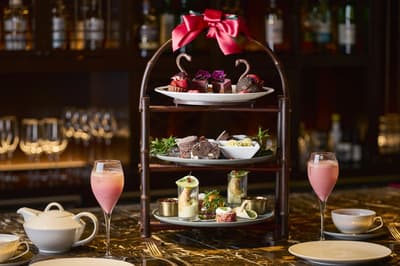Dhawa Yura Kyoto sirve un 'Té de la Tarde de Chocolate' navideño protagonizado por un cisne negro de crema choux