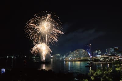átoa Kobe ofrece entradas exclusivas para ver los fuegos artificiales de la 4.ª planta para el KOBE MINATO FIREWORKS 2026, con opción a ticket de comida