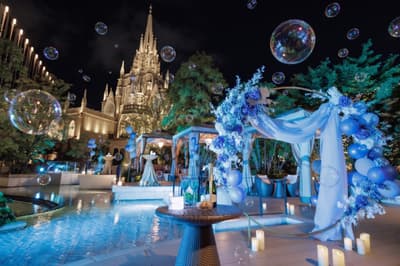 Cabana Garden ของโรงแรม Strings Hotel Nagoya เนรมิตพื้นที่ชมวิววิหารให้กลายเป็นสีฟ้าในค่ำคืนพิเศษ "STRINGS Blue Bubble Night" พร้อมดนตรีแจ๊สสดจากนักศึกษามหาวิทยาลัยไอจิและค็อกเทล Chandon Brut