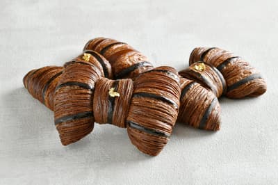 新格蘭酒店推出可愛的巧克力緞帶丹麥酥，口感酥脆，巧克力濃郁