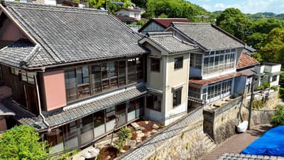 Sow. di Onomichi Mengubah Bekas Rumah Pelukis, yang Catnya Masih Menempel di Pagar Tangga, Menjadi Penginapan Satu Rumah Utuh