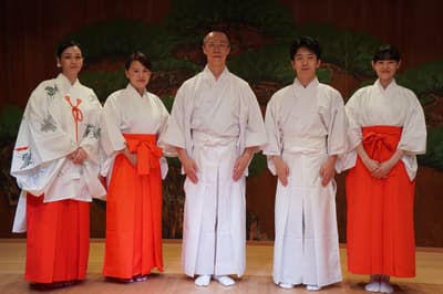 도쿄 니혼바시의 '스이잔(水戯庵)'에서 경험하는 3시간 신사 무녀(미코) 체험