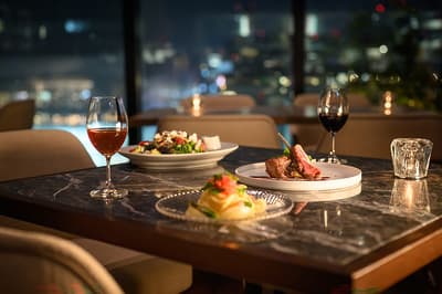 THE 7th TERRACE 여름 디너 — 더 로열 파크 호텔 아이코닉 나고야에서 즐기는 나고야 스카이라인 뷰와 시즌 메뉴