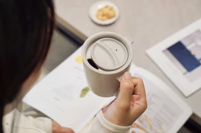 Mug Pembuat Teh & Kopi HARIO Kini Hadir dengan Set Greige Plus dan Tutup Insulasi Geser untuk Hari Kopi