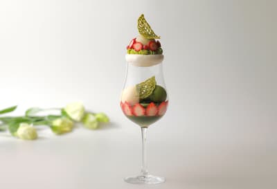 琵琶湖万豪酒店供应“茶之三彩芭菲”——以滋贺抹茶、焙茶和绿茶为特色的三茶甜点