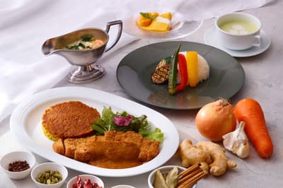 橫濱新格蘭飯店舉辦「夏季咖哩博覽會」，於 Coffee House The Cafe 推出全新創作與經典口味