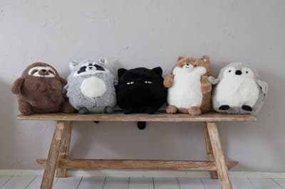 Deco Home Menambahkan Penguin, Shiba Inu, Sloth, dan Rakun ke dalam Seri Bantal Hewan Populer