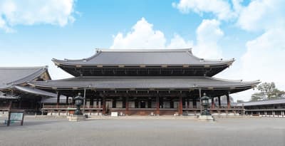 在东本愿寺体验僧侣导览的禁区之旅，并在历史悠久的Funatsuru京都河畔餐厅享用法国午餐