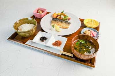DINING TSUZUMI di Hotel Kanazawa Menyajikan Set Makan Siang Musim Gugur dengan Nasi Hyakumangoku yang Dimasak dalam Periuk Tanah, Mulai 1 September