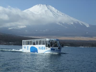 水陸兩用巴士「山中湖河馬（Yamanakako no Kaba）」推出夏季限定傍晚班次，邀您捕捉富士山的暮色美景