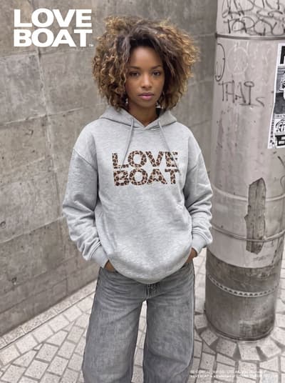 Hoodie Logo Baru Tiba di LOVEBOAT dengan Cetakan Depan yang Berani untuk Tampilan Siap Jalan