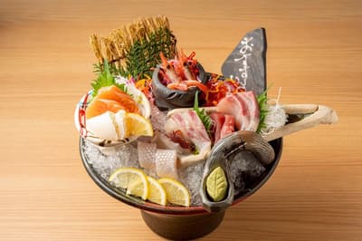 Sashimi y ostras a mitad de precio en Nihonichi Sakasuji-Honmachi durante esta Golden Week
