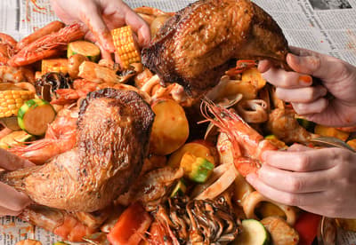 El popular marisco para comer con las manos del Kobe Port Tower Hotel regresa para el buffet de verano que celebra el 2.º aniversario de The HARBOR