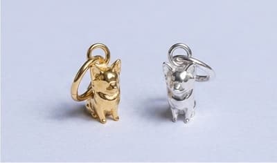 imprimo lanza joyería con silueta de Chihuahua, la tercera en su serie de amuletos para mascotas