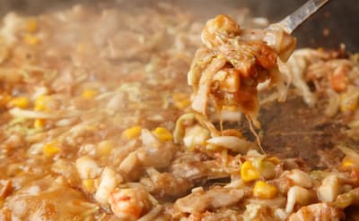 對於零食和零食！ Monjayaki，東京的當地菜餚，多年來一直很受歡迎