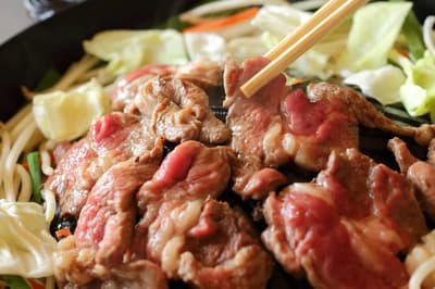 成吉思汗烤肉：羊肉烧烤 - 北海道的当地美食