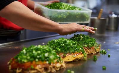 广岛风味大阪烧：与大阪版本有何不同？