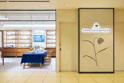 Toko Royal Copenhagen Shin-Marunouchi Merayakan Ulang Tahun Pertama dengan Produk Terbatas, Cangkir Kustom, dan Pameran Flora Danica