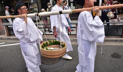 งานฮาโมโดจู ครั้งที่ 18 — พิธีถวายปลาไหลทะเลจากเกาะอาวาจิแด่ศาลเจ้ามิยาซากะในเกียวโต