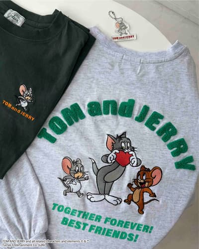 Kaus Lengan Panjang Tom and Jerry dengan Gantungan Kunci Akrilik Kini Dijual dari AS KNOW AS plus