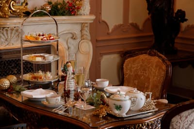 Hotel Chourakukan ในเกียวโตเสิร์ฟชุดน้ำชายามบ่ายฉลองเทศกาลคริสต์มาสแบบจำกัดเวลาในห้องรับรองอันเก่าแก่