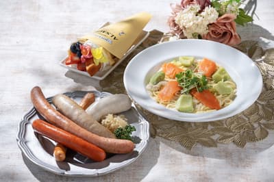 三月，小世界举办翻新欧洲区一周年纪念活动