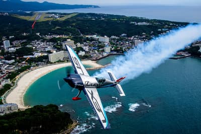 和歌山县白良滨海滩航空表演——室屋义秀荣获世界航空竞速锦标赛冠军，迎来2026年首次飞行表演（4月25日）