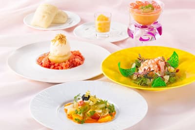 Este verano debuta "La Pêche", un menú de almuerzo francés inspirado en el melocotón, en el restaurante panorámico LAPUTA del Fukuoka Sun Palace
