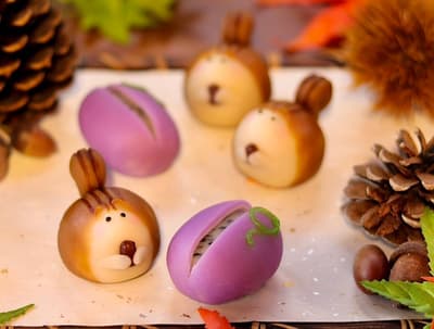 Wagashi Bulan Oktober dari Okamedo Menampilkan Tupai yang Memegang Biji Ek dan Akebi yang Terbelah dengan Biji Wijen Hitam
