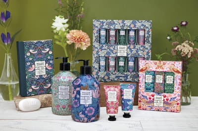 La línea de cuidado corporal y de baño de William Morris At Home debuta en Japón, con un lanzamiento anticipado en Hankyu Umeda el 14 de octubre