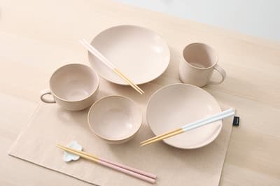 KEYUCA推出春季餐具系列，包含抗皺餐墊與和諧配色筷