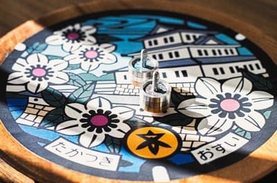 Takatsuki City Hosts Parent-Child Spinning Top Battle Using Educational Toy Manhole Koma