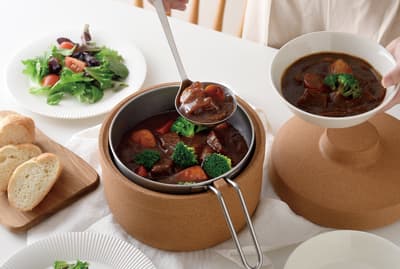 軟木保溫鍋可將溫度維持在 70°C 約 2 小時