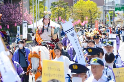 第62届清和源氏祭盛大举行，历史武士游行吸引约2.3万人观赏